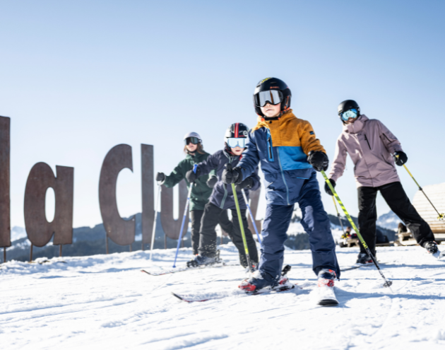 Visiteurs et habitants sur le domaine skiable de La Clusaz